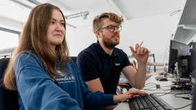 Mitarbeitende im Hardware Labor von TÜV Informationstechnik