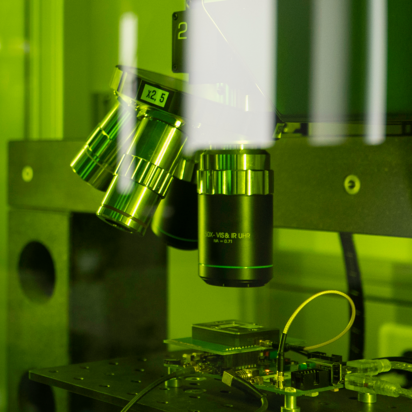 hardware-labor-laser Nahaufnahme eines Lasers im Hardware Labor bei TÜV Informationstechnik